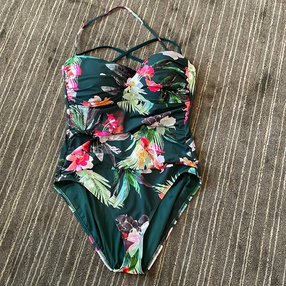 LA BLANCA BEYOND THE JUNGLE TUMMY CONTROL BANDEAU ONE PIECE SWIMSUIT 🌺 - Picture 1 of 8